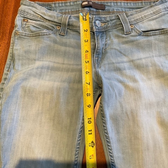 Woman's Levi's Shaping Capri Light Wash Classic Denim Jeans - Picture 8 of 17